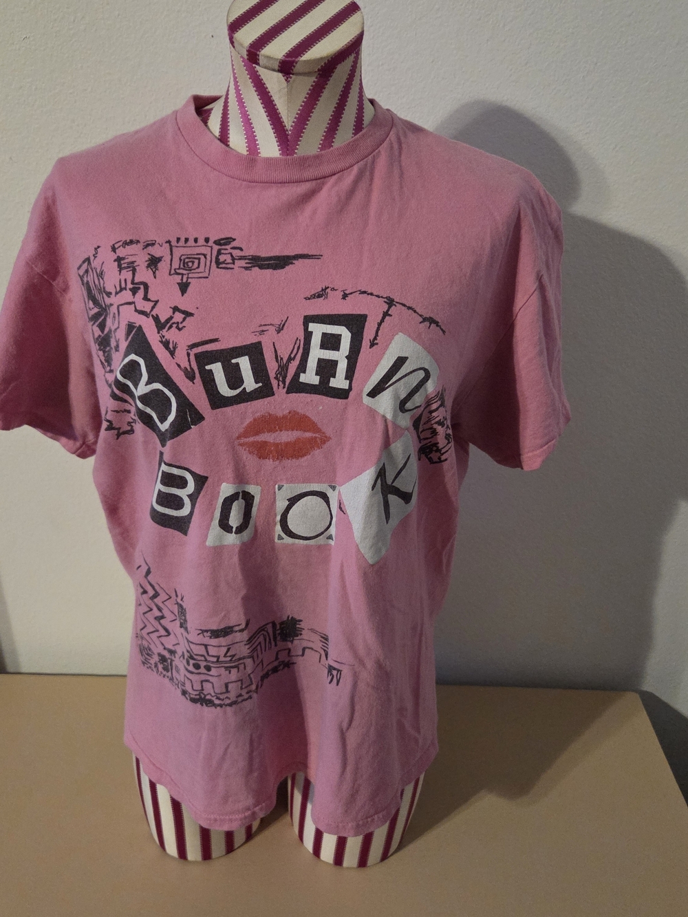 Mean Girls Burn Book Graphic T-Shirt Pink Y2K Movie Novelty Tee M - Picture 1 of 5